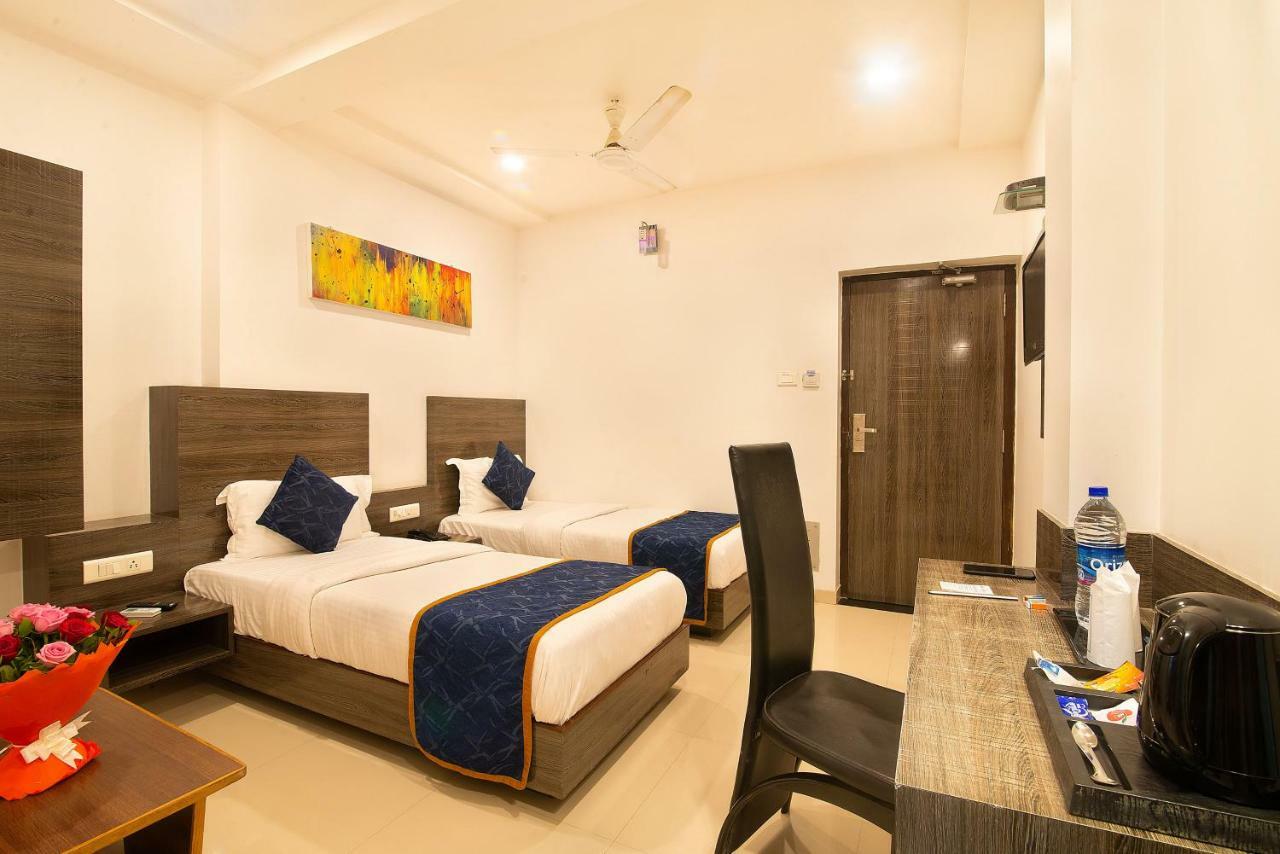 Hotel Sheetal Plaza Surat Dış mekan fotoğraf