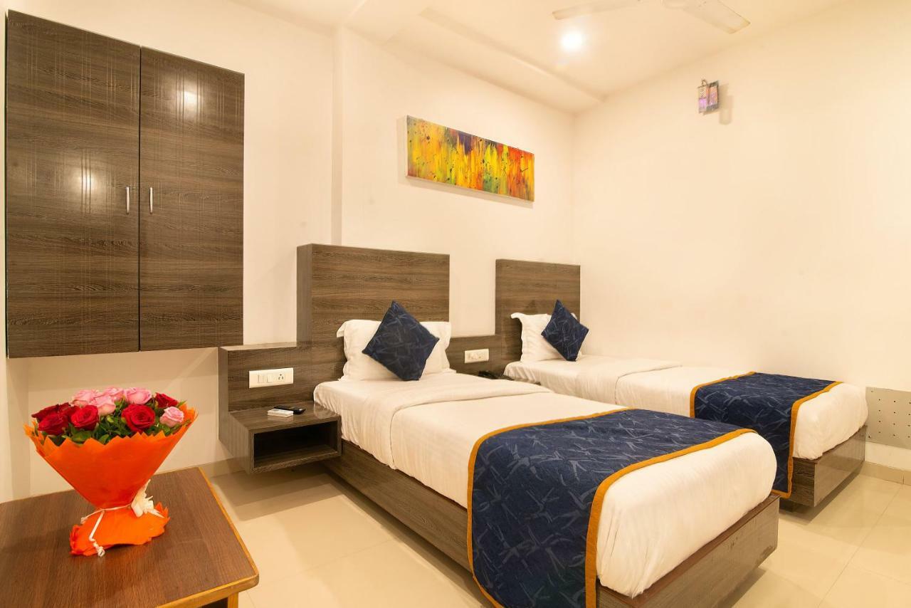 Hotel Sheetal Plaza Surat Dış mekan fotoğraf