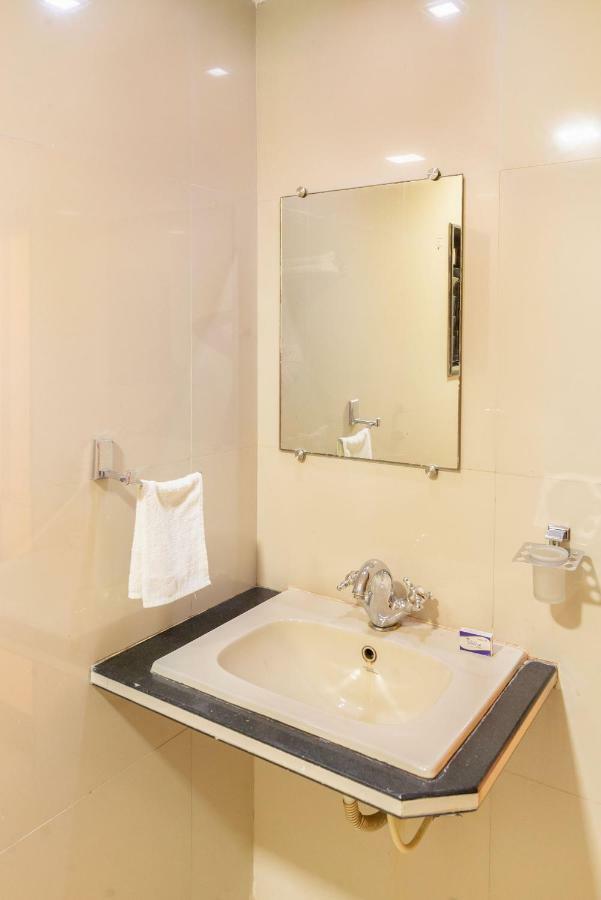 Hotel Sheetal Plaza Surat Dış mekan fotoğraf