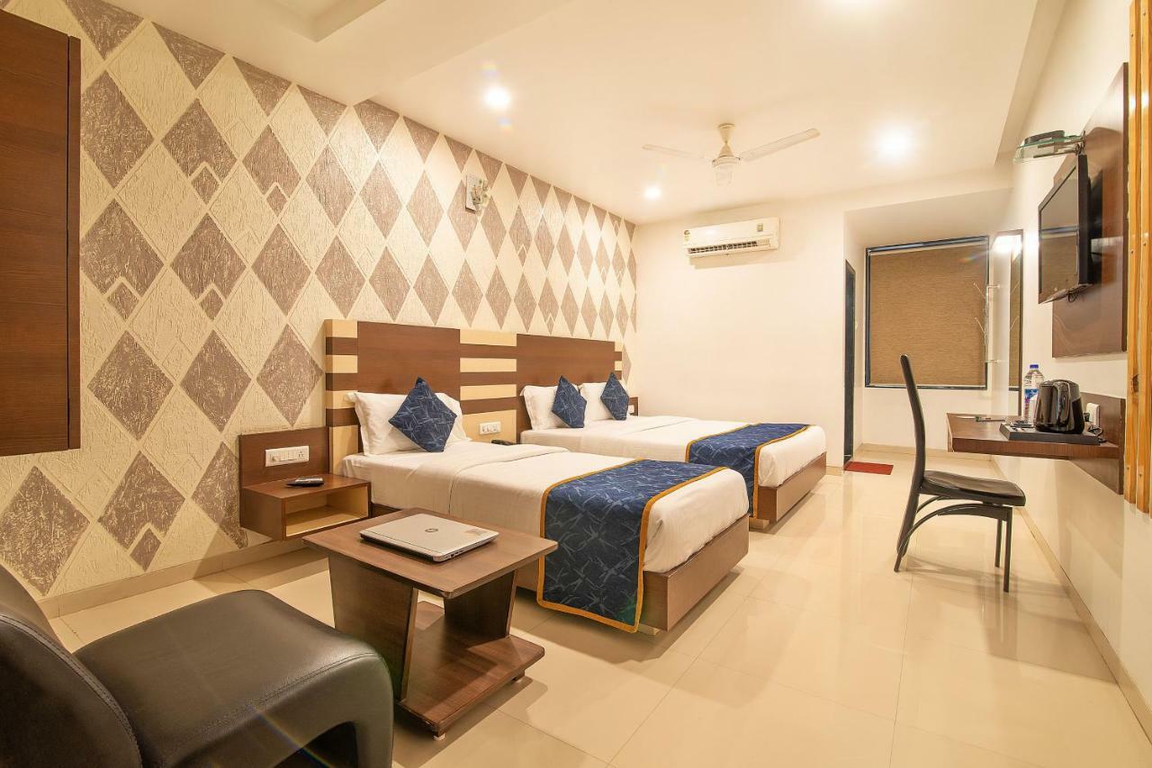 Hotel Sheetal Plaza Surat Dış mekan fotoğraf