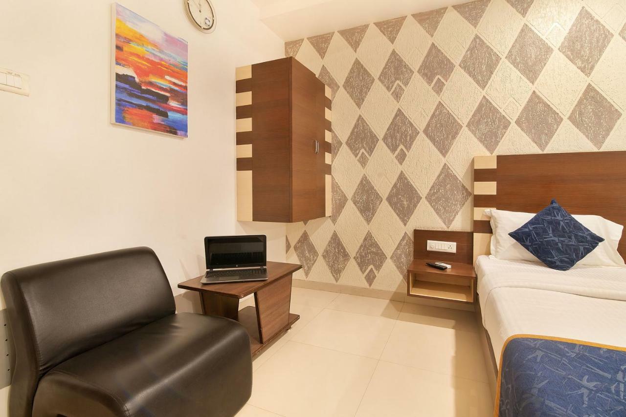 Hotel Sheetal Plaza Surat Dış mekan fotoğraf