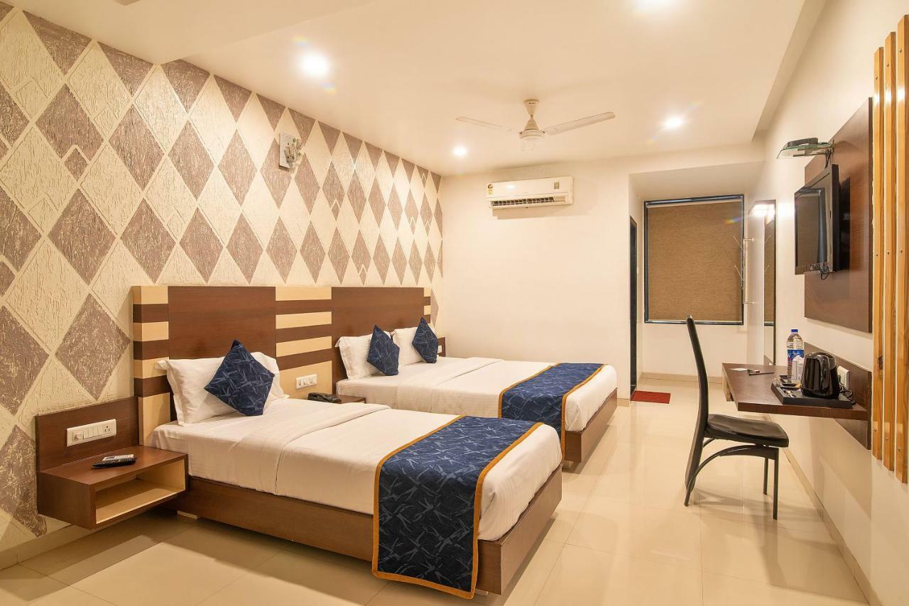 Hotel Sheetal Plaza Surat Dış mekan fotoğraf