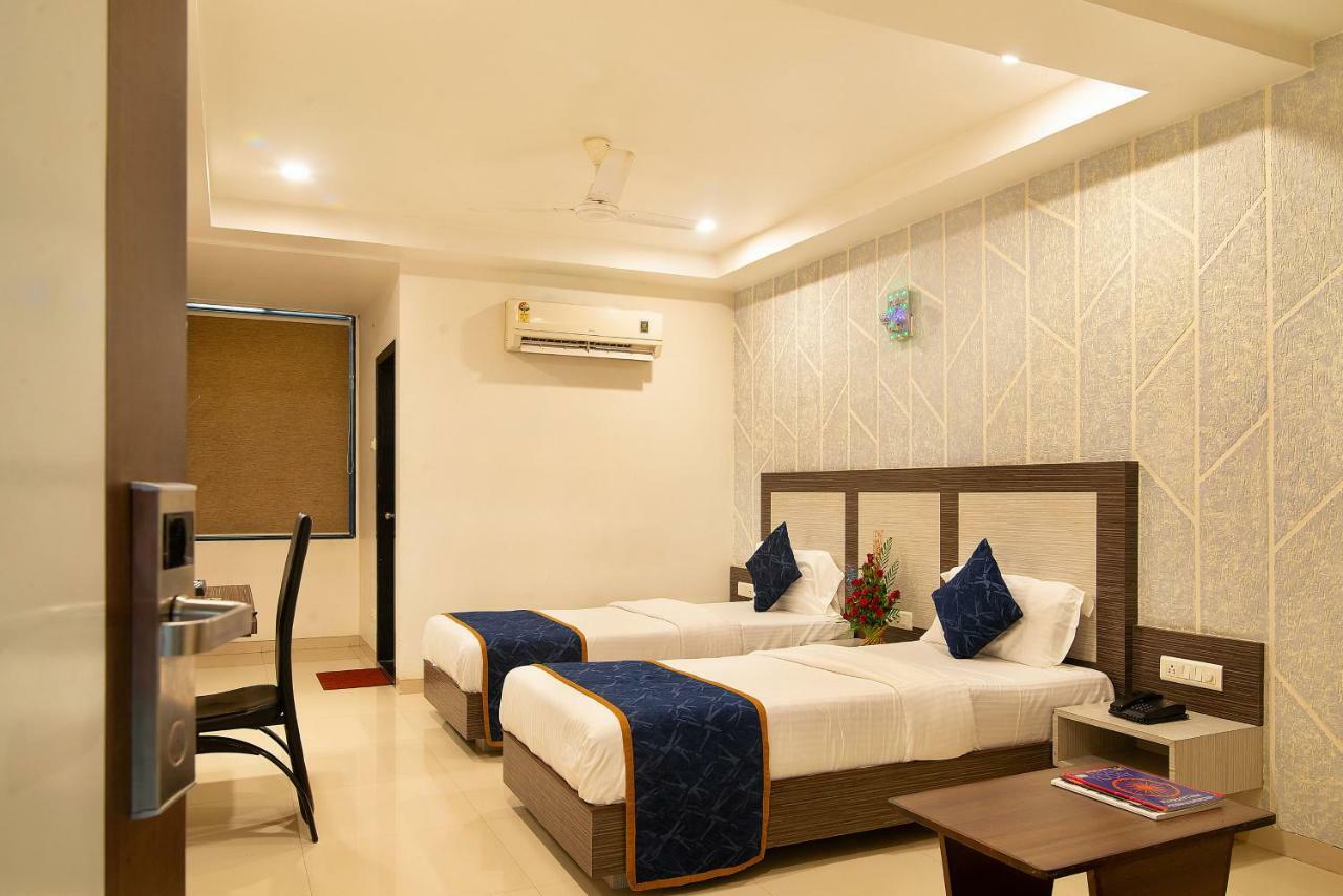 Hotel Sheetal Plaza Surat Dış mekan fotoğraf