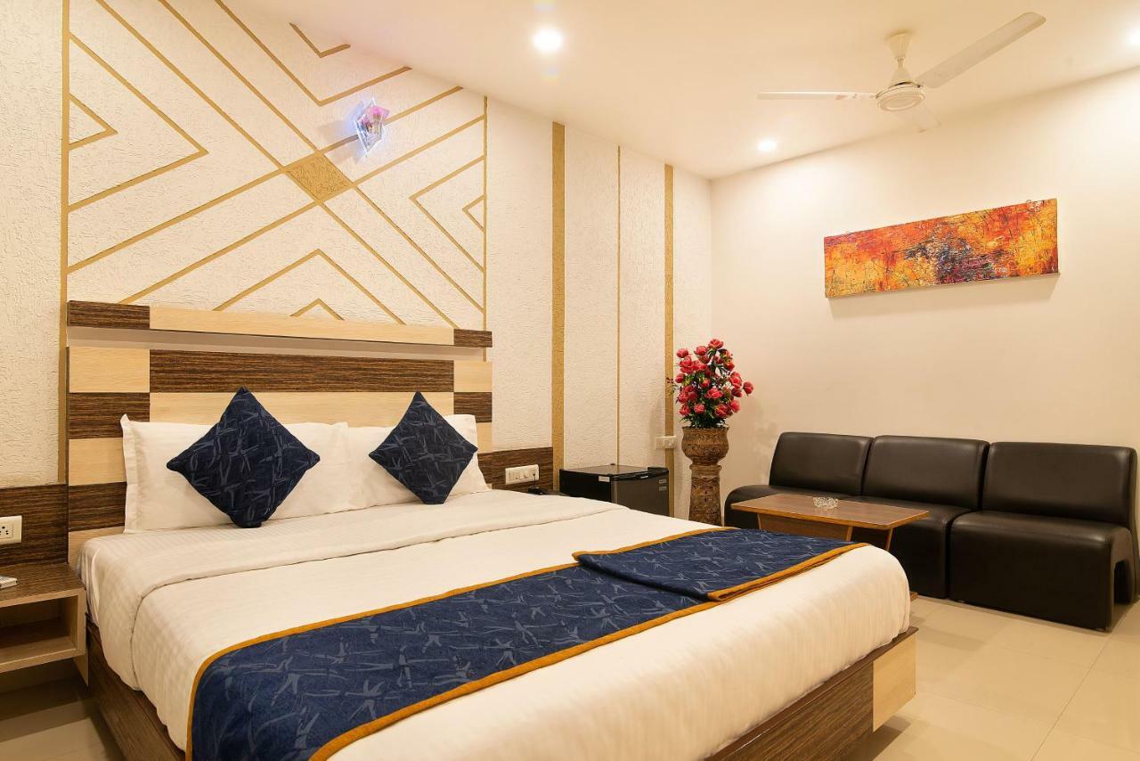 Hotel Sheetal Plaza Surat Dış mekan fotoğraf